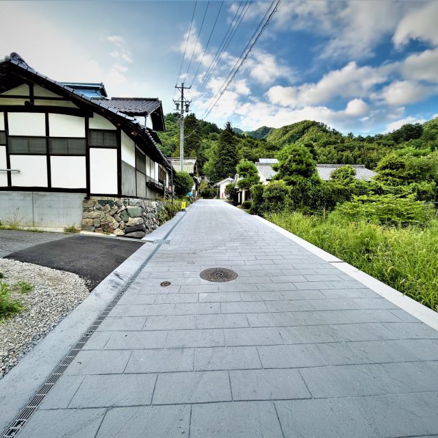 .
暑さが苦手な中の人③です。
8月も終るというのに毎日暑いですね。

汗をかきかき、秋の訪れを今か今かと待ちわびています🍂

そんな中、先週ドッグラン目当てに立科町の高原に行ってきました。

少々疲れていたため到着するまで寝ていた私
「着いたよー」と車を降りると、
ササーッと吹く風が、す、涼しぃ～😊

一気に目が覚めて👀疲れが吹き飛びました！
犬も嬉しそうに走り回っていました🐕💨

今季初、秋を感じることができました🍁

もちろん、自宅に帰ってくるとまだまだ暑いですけどね😅
やっぱり、汗をかきかき（身近な）秋の訪れを待ちわびています🍄

ーーーーーーーーーーーーーーーーーーーー
今日の現場は上田市から🌟
重要文化財への参道がきれいにリニューアルされました⛩

石畳に見えますが、アスファルトに型を押して、模様をつけています🚘

ーーーーーーーーーーーーーーーーーーーー
新卒・転職　スタッフ募集中！✨
会社説明会・インターンシップ随時開催中！🌟
詳しくはプロフィールのURLをクリック👉

#百年先を創造する

#信州 #長野県 #上田市 #長野県上田市

#土木 #建設業 #建設業を盛り上げよう #測量 #土木スタグラム 
#インフラツーリズム #インフラ #土木女子 #道路 

#風景写真好きな人と繋がりたい
#キリトリセカイ
#誰かに見せたい景色
#なんでもないただの道が好き
#ドローン撮影
#日本の風景
#山のある風景
#ファインダー越しの私の世界
#その瞬間に物語を
#カメラ好きな人と繋がりたい
#アニメチック
#ジブリ好きな人と繋がりたい
#撮るを楽しむ
#ノスタルジーな瞬間を
#田舎の風景