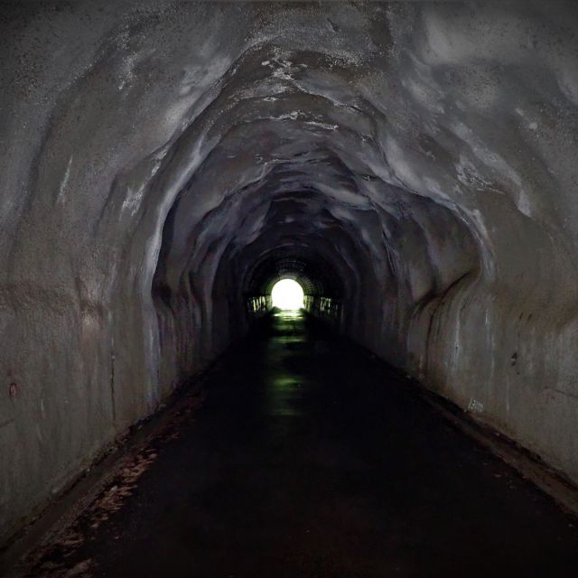 .
季節の変わり目な中の人です🌰

なんだかんだで朝夕が涼しくなってきました🍃

上田市は、市街地に来れば全国でもトップクラスに暑い街ですが、菅平など山に行くと全国でもトップクラスに寒い所もあったりで特にこの季節の変わり目はより寒暖差を感じますね📊

夏が暑かっただけに体調崩さぬようみなさまご自愛ください😪

それではまた(*￣▽￣)ﾉ~~

ーーーーーーーーーーーーーーーーーーーー

今週は山ノ内町のトンネルから！💡

灯りが無いトンネルを通るのは車でもギリビビる中の人です👻

無事現場作業も終了しました😌

ーーーーーーーーーーーーーーーーーーーー
新卒・転職　スタッフ募集中！✨
会社説明会・インターンシップ随時開催中！🌟
詳しくはプロフィールのURLをクリック👉

#百年先を創造する

#信州 #長野県 #上田市 #長野県上田市

#土木 #建設業 #建設業を盛り上げよう #測量 #土木スタグラム 
#インフラツーリズム #インフラ #土木女子 #道路

#風景写真好きな人と繋がりたい
#キリトリセカイ
#誰かに見せたい景色
#なんでもないただの道が好き
#ドローン撮影
#日本の風景
#山のある風景
#ファインダー越しの私の世界
#その瞬間に物語を
#カメラ好きな人と繋がりたい
#トンネル
#アニメチック
#ジブリ好きな人と繋がりたい
#撮るを楽しむ
#ノスタルジーな瞬間を