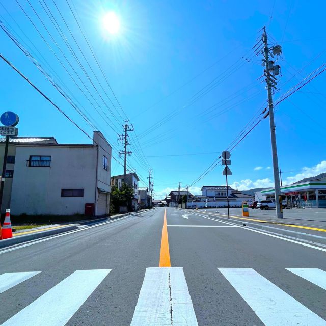 .
久々復帰の中の人です🙋‍♂️

秋になり運気がだだ下がりしているなーと感じています😶‍🌫️

人に約束をドタキャンされたり、家電の調子が悪くなったり、、

寒くなり始めたこの時期にトラブルが重なると余計に落ち込みます😭

空も心もスカッと晴れ切って欲しいなって感じです😌

ーーーーーーーーーーーーーーーーーーーー
今日の現場は、佐久市から👷

弊社設計の道路が工事完了していました🌟

劣化しにくいタイル式の点字シートと
歩行者を守る耐衝撃型の車止めも設置されていました😊

#建設フォトコン第3回 #長建インスタ
撮影場所：佐久市
ーーーーーーーーーーーーーーーーーーーー

新卒・転職　スタッフ募集中！✨
会社説明会・インターンシップ随時開催中！🌟
詳しくはプロフィールのURLをクリック👉

#百年先を創造する

#信州 #長野県 #上田市 #長野県上田市

#土木 #建設業 #建設業を盛り上げよう #測量 #土木スタグラム
#インフラツーリズム #インフラ #土木女子

#風景写真好きな人と繋がりたい
#キリトリセカイ
#誰かに見せたい景色
#なんでもないただの道が好き
#ドローン撮影
#日本の風景
#ファインダー越しの私の世界
#その瞬間に物語を
#カメラ好きな人と繋がりたい
#撮るを楽しむ
#ノスタルジーな瞬間を
#一瞬のときめきを永遠に
#誰かの記憶の片隅に
#写真好きな人と繋がりたい