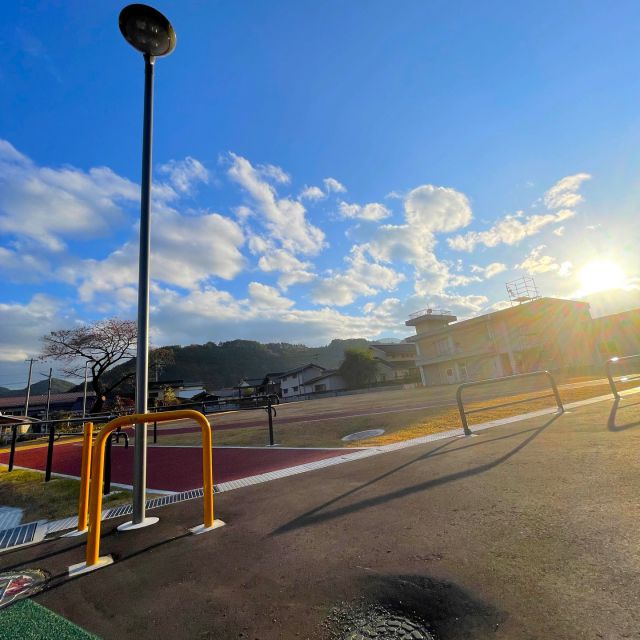 .
読書の秋📚中の人③です。
本を読むのは好きですが「時間がない」と自分に言い訳をし、しばらく本を読んでいません😌
そこで最近オーディオブックアプリを始めてみました。家事の時間に気になる本を聞いています😊

これが、ものすごくいい❗❗
気づいたら1冊終わっているほど夢中になります✨
なにより家事の時間が楽しくなりました❗
『本を聞く』が毎日の習慣になっています🌟

---------------------------------------------------------------
今日の写真は、弊社が設計に関わった駐車場です🚗

無事に工事が終わり、遊歩道や芝生広場も無事に完成していました✨

---------------------------------------------------------------
新卒・転職　スタッフ募集中！✨
会社説明会・インターンシップ随時開催中！🌟
詳しくはプロフィールのURLをクリック👉

#百年先を創造する

#信州 #長野県 #上田市 #長野県上田市

#土木 #建設業 #建設業を盛り上げよう #測量 #土木スタグラム 
#インフラツーリズム #道路

#風景写真好きな人と繋がりたい
#キリトリセカイ
#誰かに見せたい景色
#日本の風景
#田舎の風景
#カメラ好きな人と繋がりたい
#撮るを楽しむ
#誰かの記憶の片隅に
#写真好きな人と繋がりたい